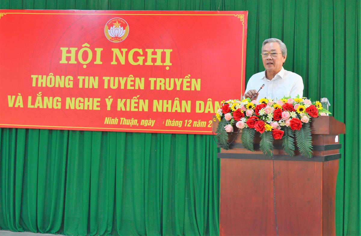 Ông Lê Văn Bình, Chủ tịch Ủy ban MTTQ Việt Nam tỉnh Ninh Thuận, phát biểu tại hội nghị.