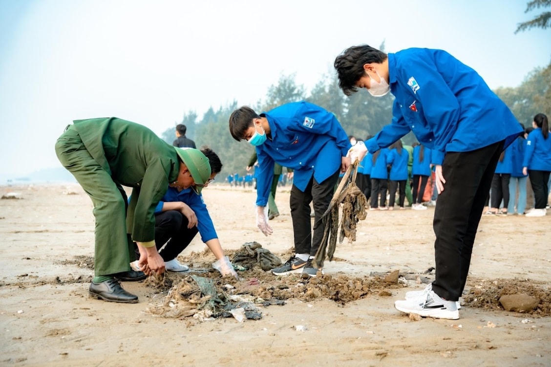 Sầm Sơn: Ra quân làm sạch môi trường biển&nbsp;