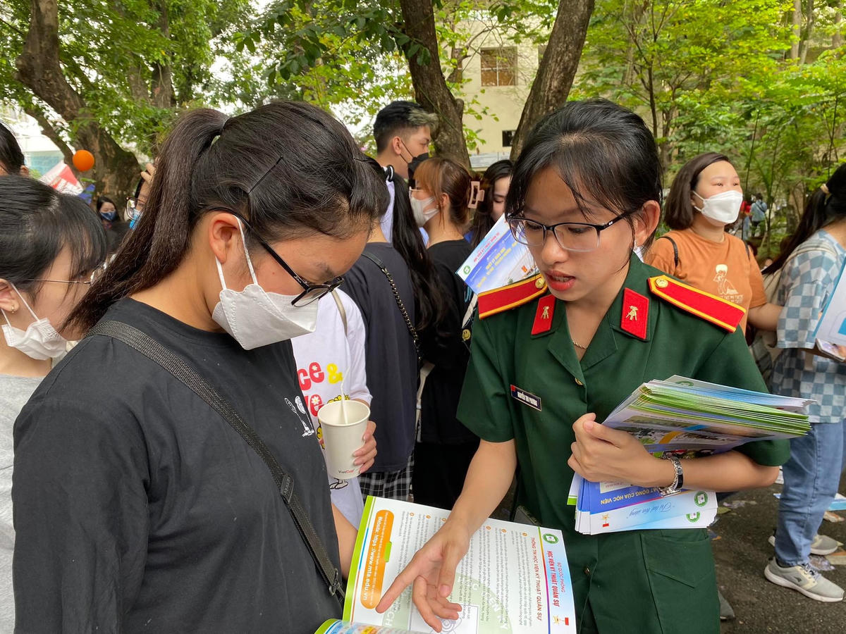 Các thí sinh được các trường tư vấn tuyển sinh, hướng nghiệp.