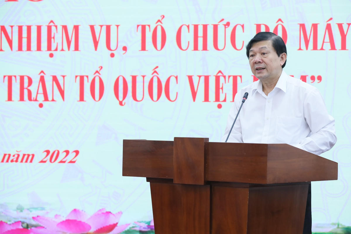 Phó Chủ tịch Nguyễn Hữu Dũng phát biểu đề dẫn tại Hội thảo.