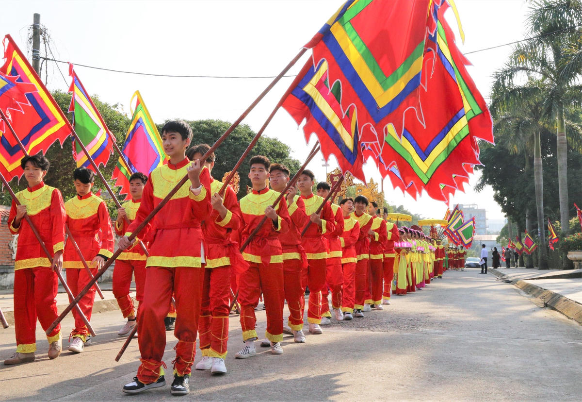 Đoàn rước trong nghi thức lễ nghênh thần (lễ rước thần du xuân).