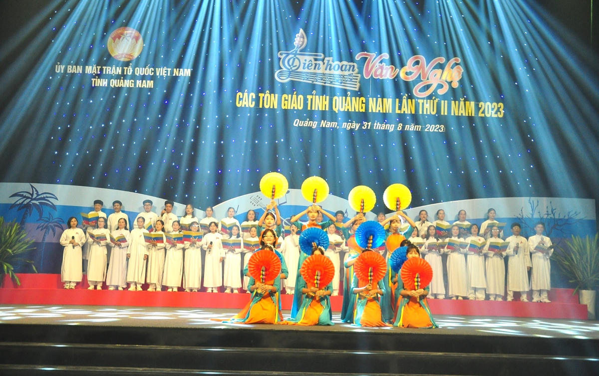 Tiết mục văn nghệ của Hội thánh Truyền giáo Cao đài tại Quảng Nam.