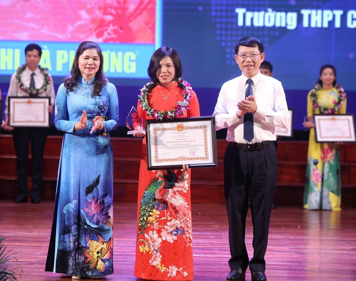 Tiến sĩ, Nhà giáo Trần Thị Hà Phương (giữa) nhận danh hiệu Công dân ưu tú tỉnh Bắc Giang.