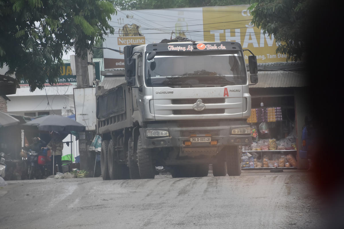 Chưa dừng lại ở đó, ngã ba chợ Cam Lâm nối từ đường dân sinh ra tỉnh lộ 302 cũng thường xuyên xảy ra tình trạng ùn tắc, giao thông hỗn loạn do các đoàn xe này để lại. Người dân hai bên đường nơi đoàn xe chở đất đi qua vô cùng bức xúc nhưng cũng chẳng biết kêu ai.