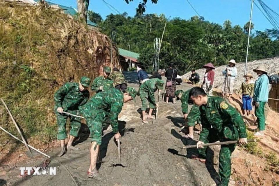 Cán bộ, chiến sỹ Đồn Biên phòng Mường Mìn (huyện Quan Sơn) xây dựng công trình “Bản sáng vùng biên” xã Mường Mìn (Thanh Hóa). (Ảnh: Hoa Mai/TTXVN)