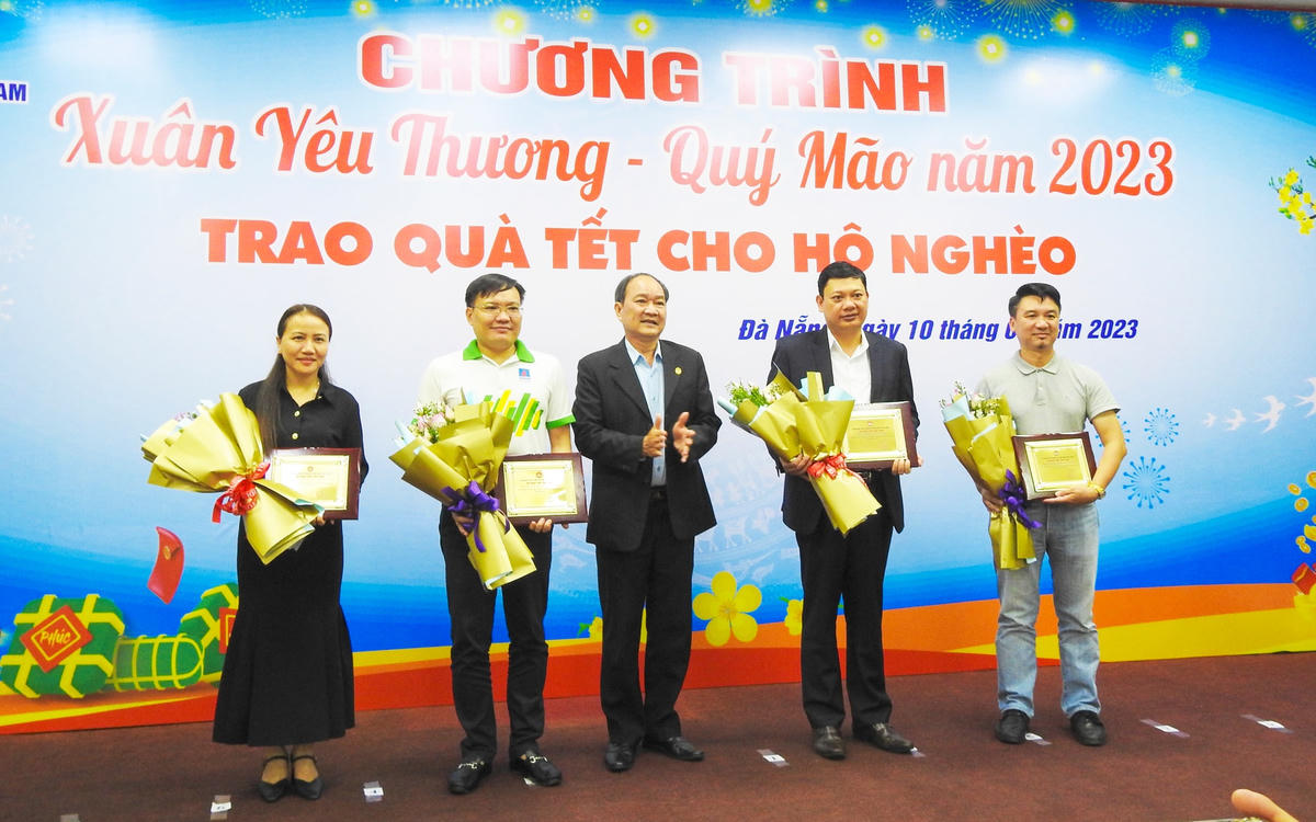 Ủy ban MTTQ Việt Nam TP Đà Nẵng tri ân tấm lòng vàng của các đơn vị tài trợ. Ảnh: Thanh Tùng.