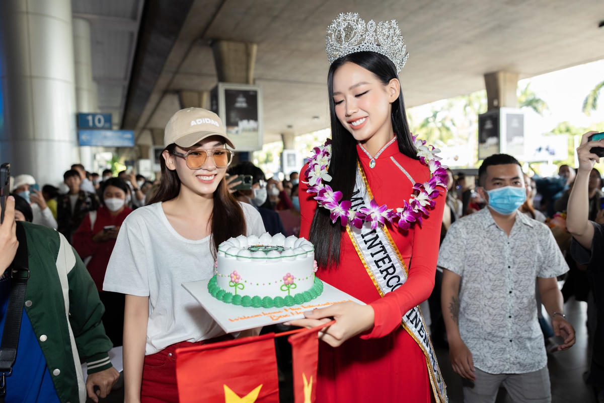 Hoa hậu Mai Phương có mặt từ rất sớm đón Bảo Ngọc. Cô chuẩn bị bánh kem ăn mừng chiến thắng của đàn em.