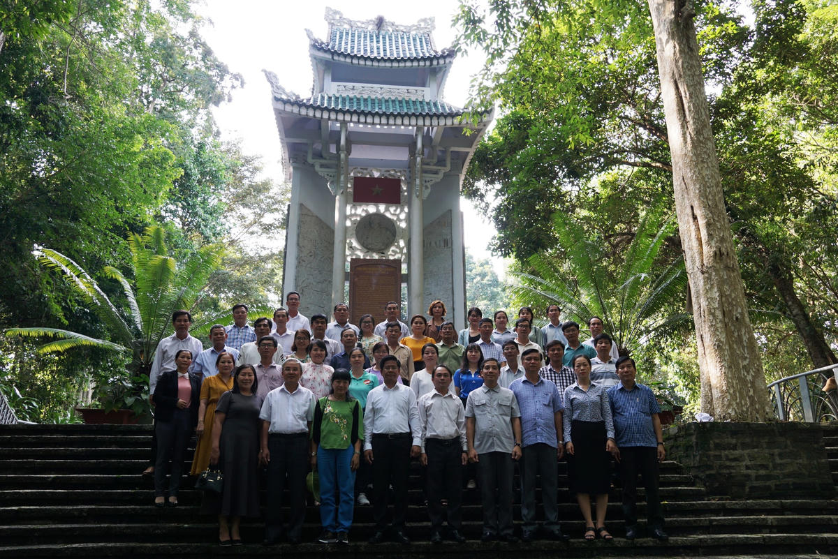 Các đại biểu Ủy ban MTTQ Việt Nam các tỉnh cụm thi đua miền Đông Nam Bộ chụp hình lưu niệm tại Đài tưởng niệm di tích Chiến khu D, huyện Vĩnh Cửu, tỉnh Đồng Nai. (Ảnh: Mạnh Thìn).
