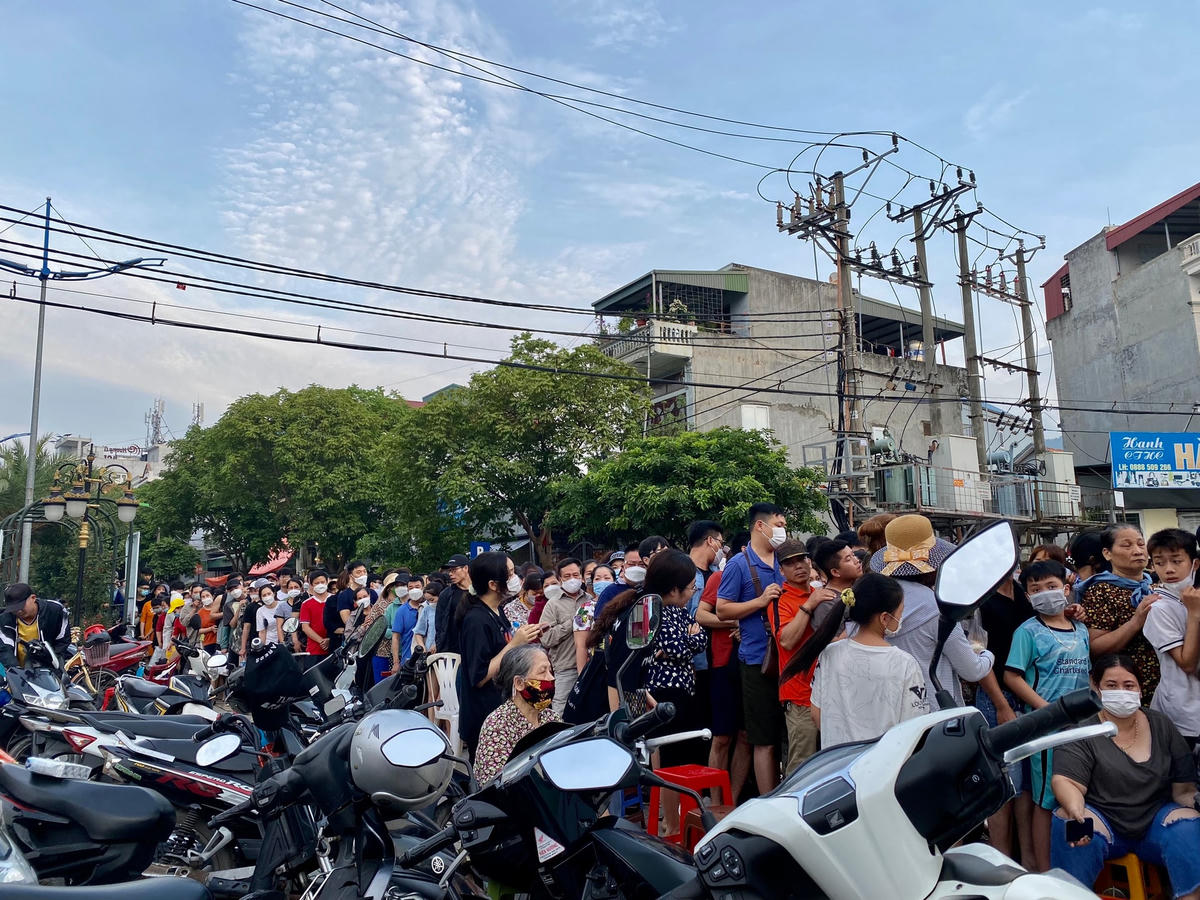 Càng gần giờ phát vé mời, số lượng CĐV đổ về càng đông.