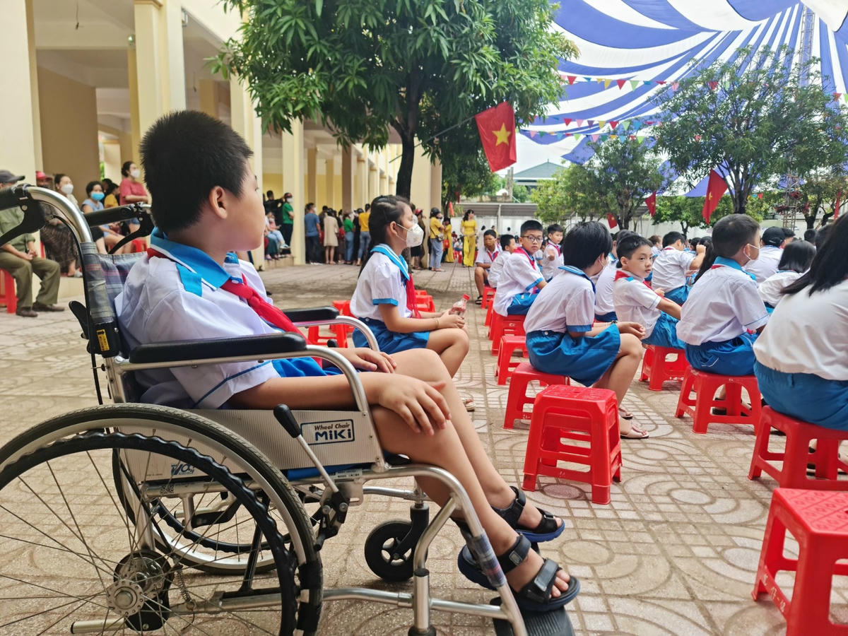 Trước đó, phát biểu tại buổi khánh thành trường THPT Kỳ Sơn vừa qua, Chủ tịch Quốc hội Vương Đình Huệ đã nhấn mạnh, phát triển giáo dục và đào tạo, bảo đảm công bằng trong giáo dục để không ai bị bỏ lại phía sau, đặc biệt là đồng bào dân tộc vùng sâu, vùng khó khăn, đồng bào các dân tộc thiểu số càng cần được chăm lo, hỗ trợ để giảm đi khó khăn, từng bước phát triển kịp với miền xuôi là quan điểm chỉ đạo lớn và xuyên suốt của Đảng, Nhà nước ta.