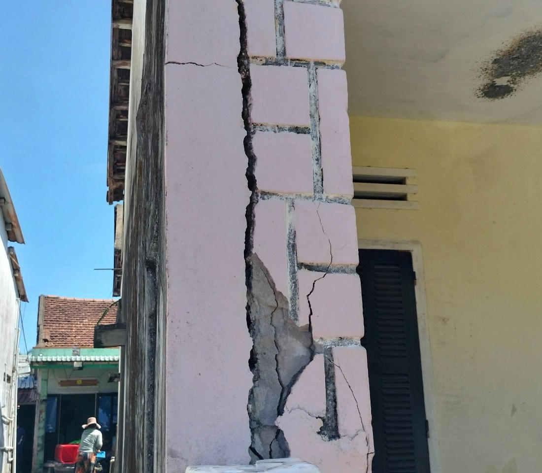 Thi công công trình làm nứt nhà dân