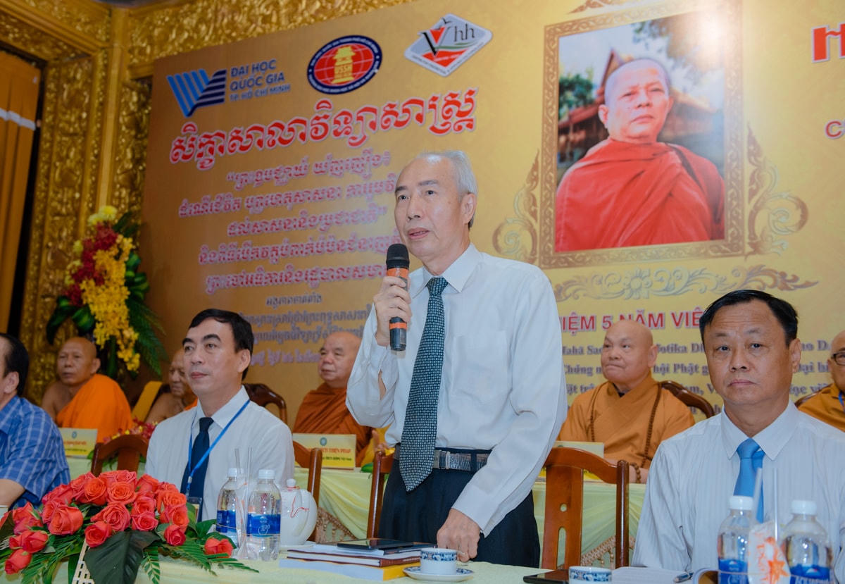 Nguyên Chủ tịch Ủy ban Trung ương MTTQ Việt Nam Huỳnh Đảm nêu tham luận của mình tại hội thảo.