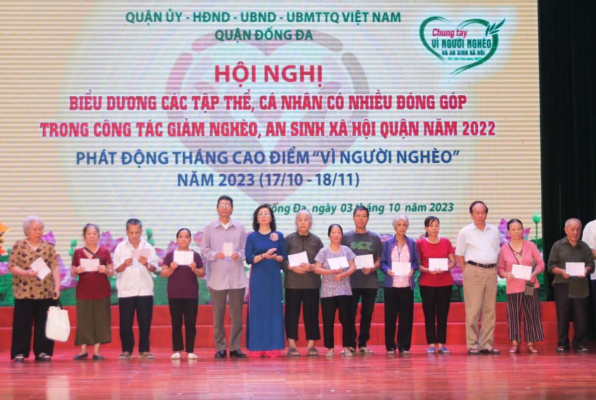 Trao tặng sổ tiết kiệm cho các gia đình có hoàn cảnh khó khăn trên địa bàn quận Đống Đa.