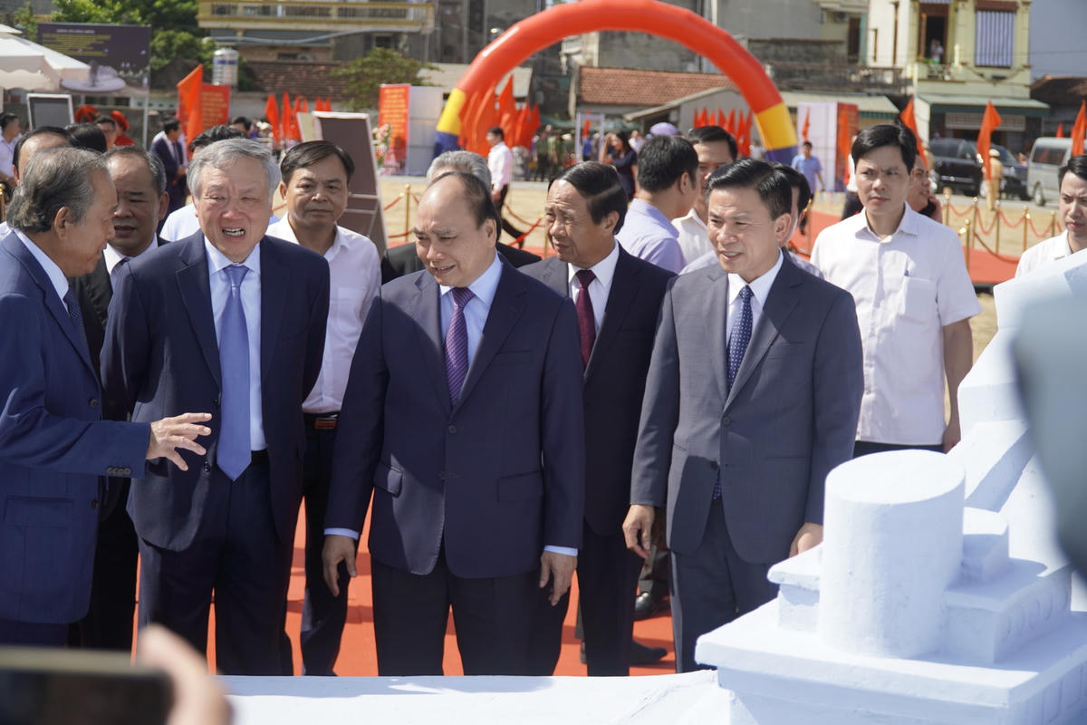 Chủ tịch nước nghe báo cáo trình bày dự án Khu lưu niệm đồng bào, cán bộ, chiến sĩ, học sinh miền Nam tập kết ra Bắc.