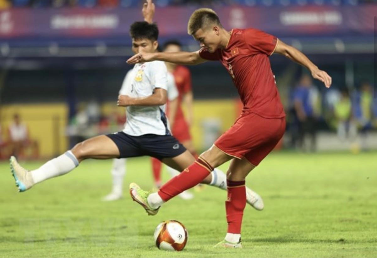 Nhưng sau đó, U22 Việt Nam đã vấp phải lối chơi kiên cường của các cầu thủ U22 Lào.