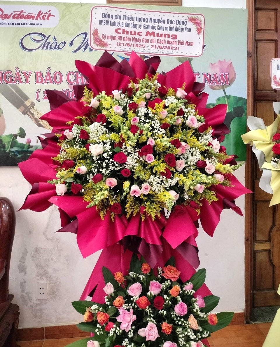Thiếu tướng Nguyễn Đức Dũng gửi lẵng hoa chúc mừng Văn phòng liên lạc Báo Đại Đoàn Kết.