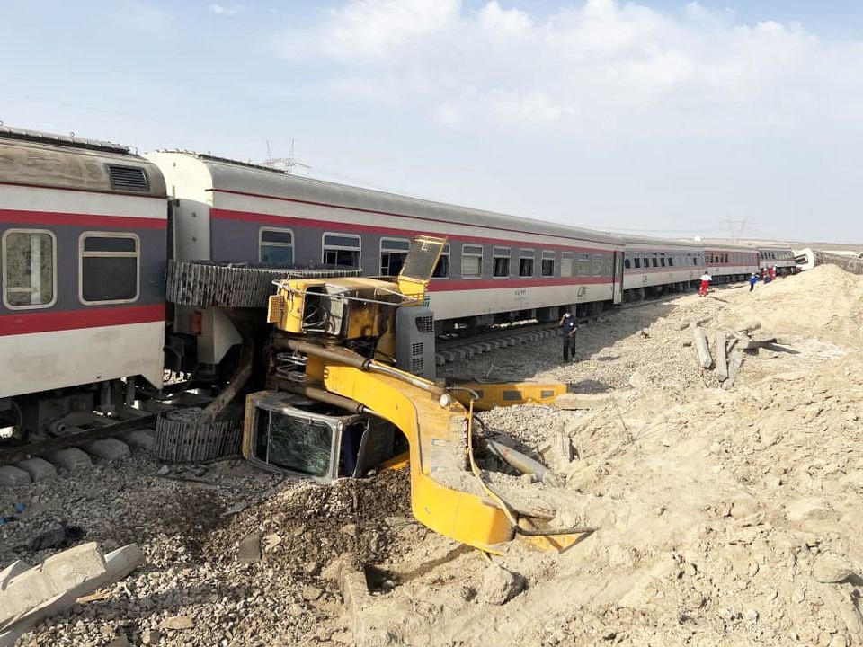 Hiện trường vụ tai nạn tàu hỏa tại miền đông Iran. Ảnh: Reuters    