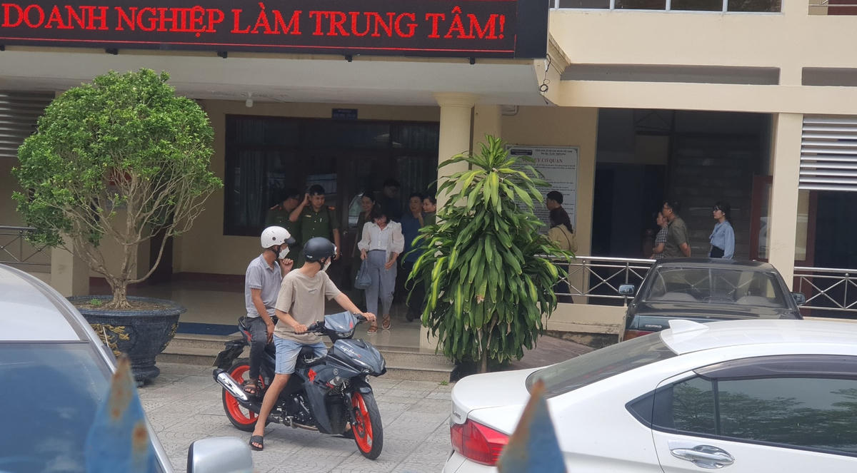 Lực lượng Công an áp giải các đối tượng ra xe.