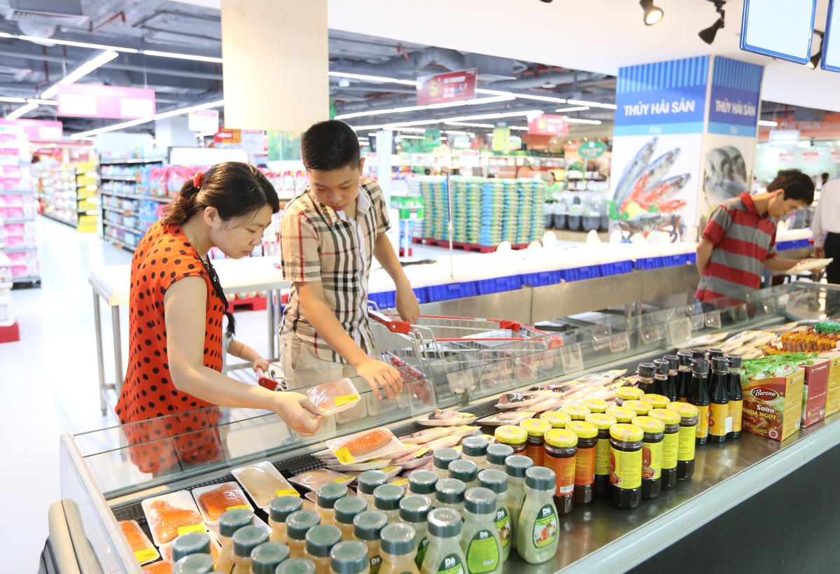 Người tiêu dùng thắt chặt chi tiêu, tiết kiệm chi phí. Ảnh: Quang Vinh.