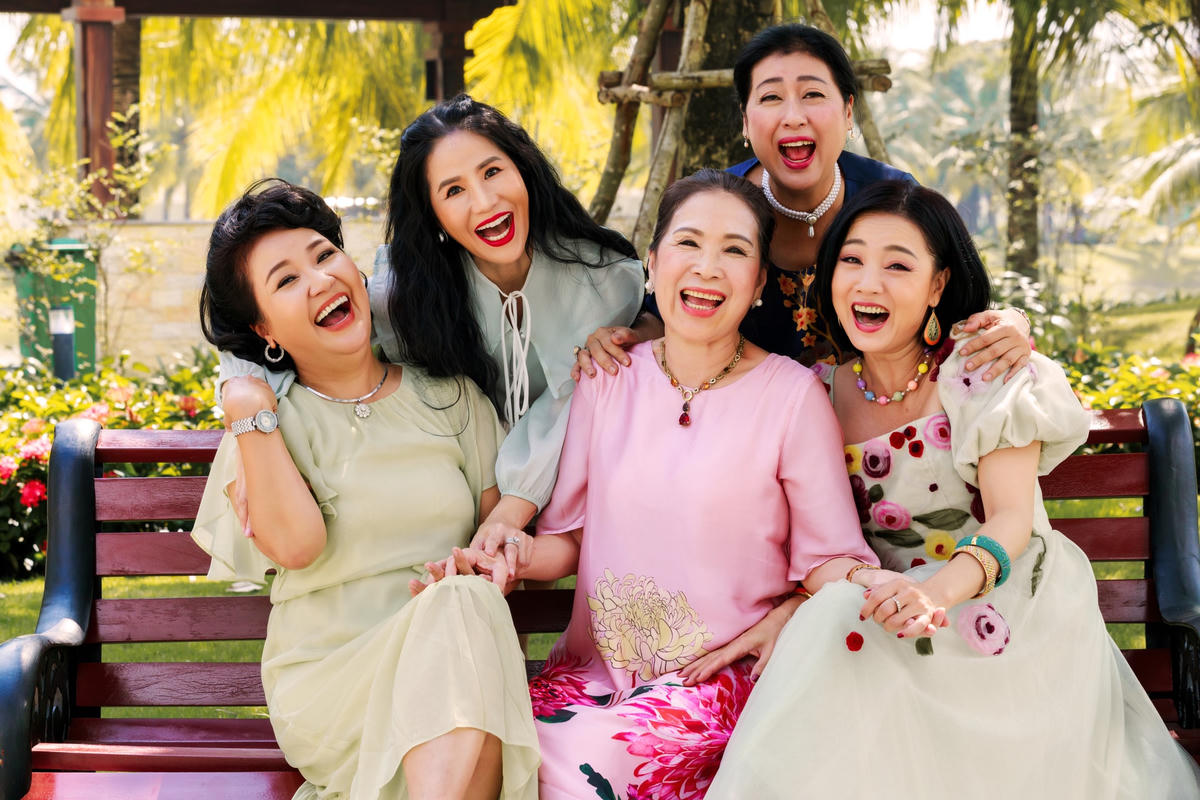 NSND Kim Xuân tươi trẻ, rạng rỡ bên đồng nghiệp. 
