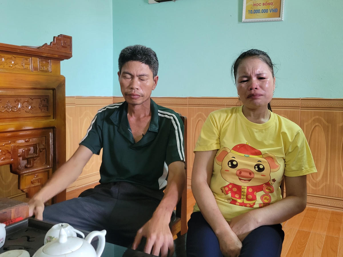 Bố mẹ của Mai bật khóc khi không thể lo đủ kinh phí cho con lên Hà Nội học.  