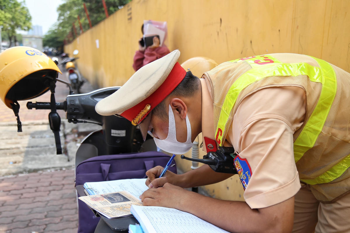 Trung úy Nguyễn Văn Tiến, Đội CSGT số 6 (Phòng CSGT Công an TP Hà Nội) cho hay: “Trên tuyến đường vành đai 3 trên cao có lượng phương tiện tham gia giao thông khá đông đúc. Do đó, vào giờ cao điểm nhiều phương tiện đã di chuyển vào làn dừng khẩn cấp để có thể di chuyển nhanh hơn. Cũng vì thế mà tuyến đường vành đai 3 thường bị ùn ứ, thậm chí xảy ra tai nạn giao thông”.