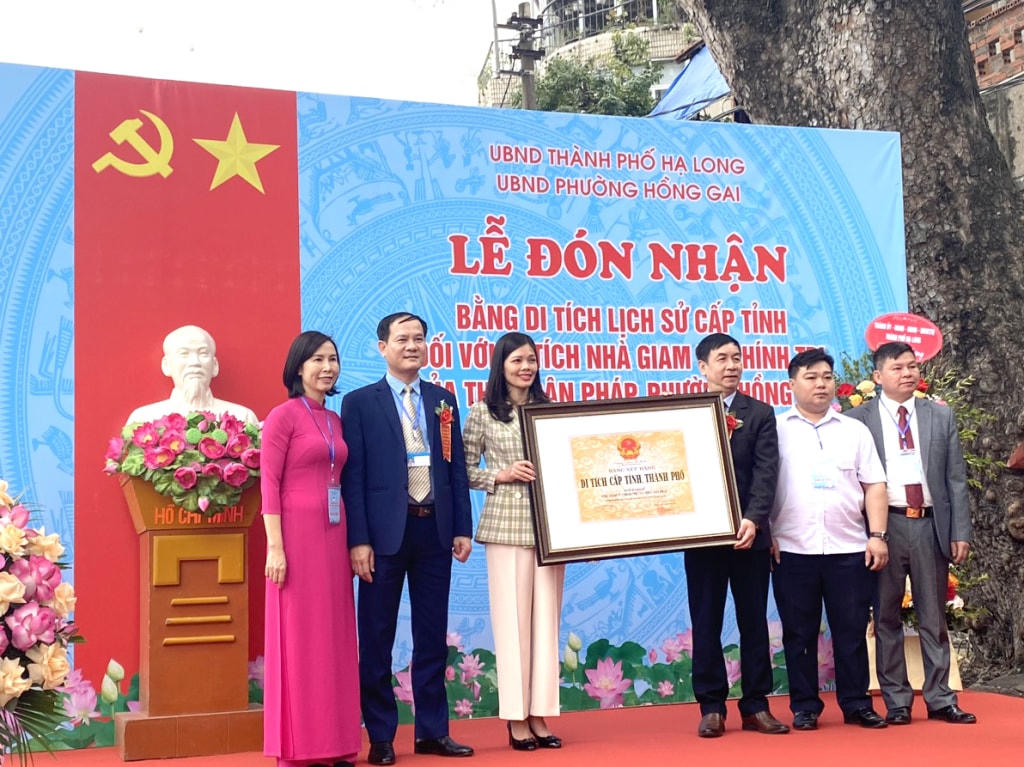 UBND TP Hạ Long đón nhận bằng xếp hạng cấp tỉnh đối với di tích lịch sử Nhà giam tù chính trị của thực dân Pháp. Ảnh: QMG.