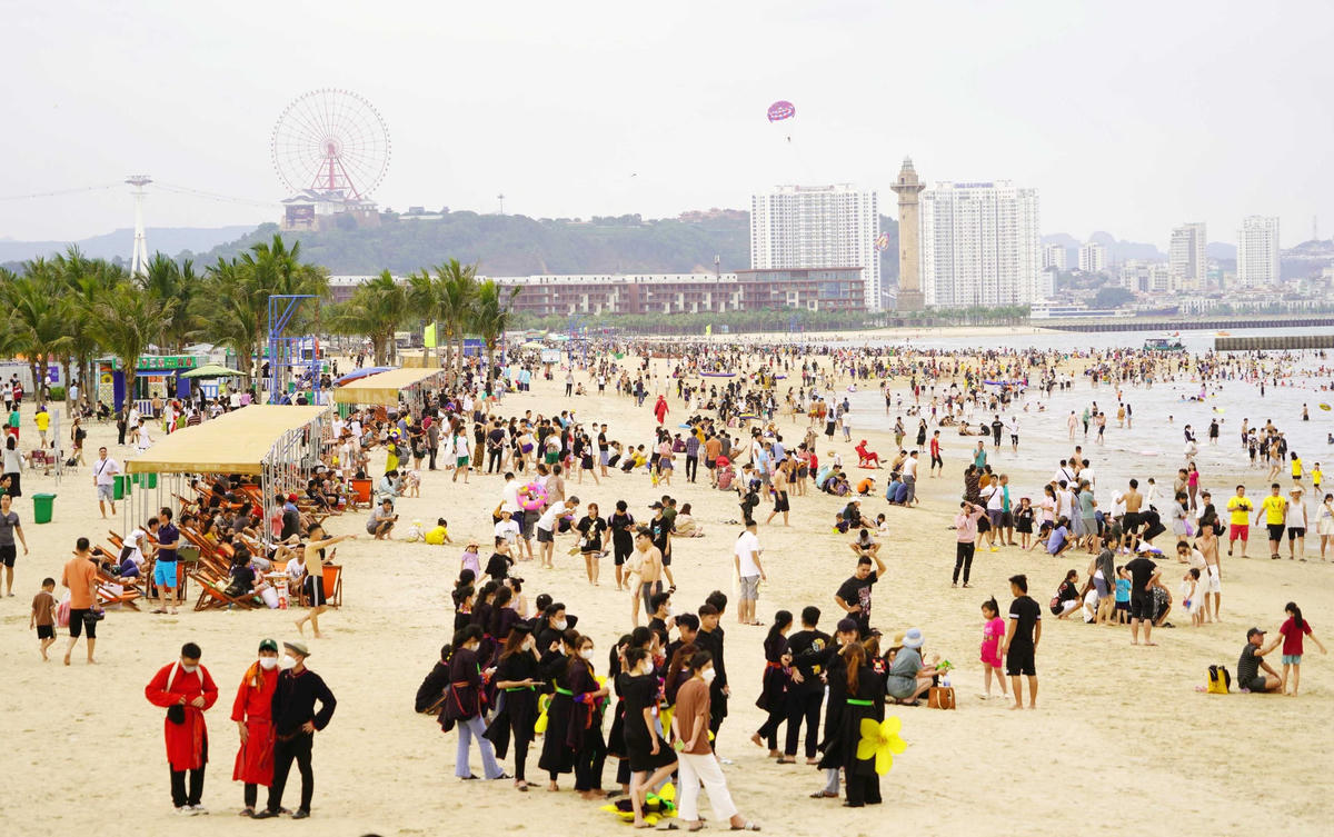 6 tháng đầu năm 2023, Quảng Ninh đón khoảng 8,86 triệu lượt du khách, tăng 61% so với cùng kỳ; tổng doanh thu du lịch ước đạt 16.660 tỷ đồng, tăng 56% so với cùng kỳ năm trước.