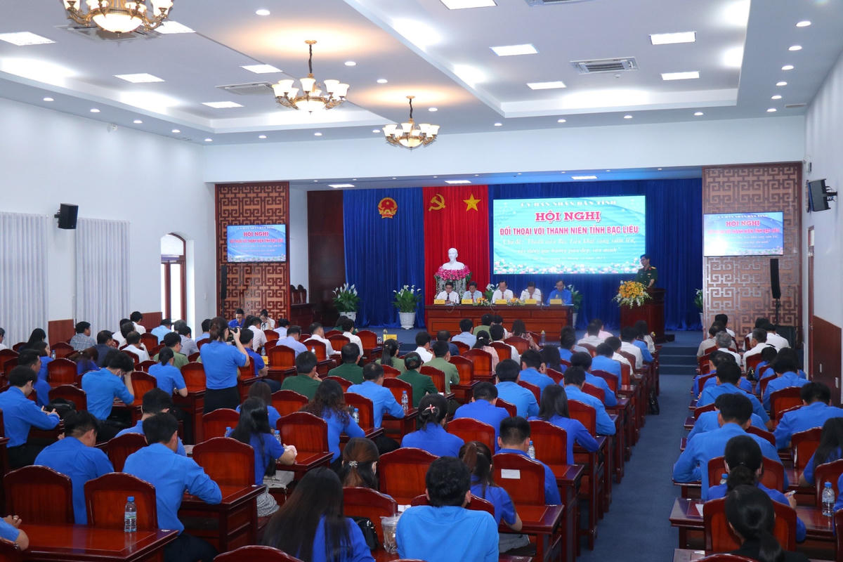Quang cảnh buổi đối thoại trực tiếp với thanh niên.