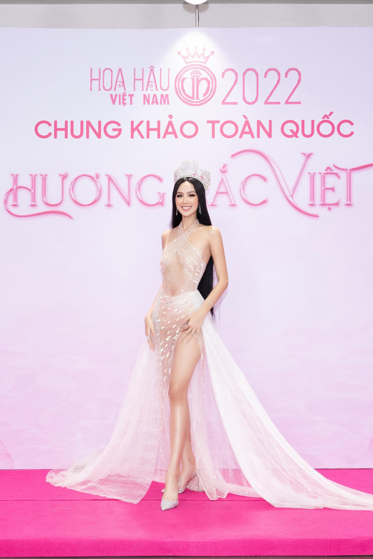 Cùng màu trang phục với Hoa hậu Đỗ Hà, Miss Intercontinental 2022 Lê Nguyễn Bảo Ngọc sang chảnh với tone bạc với chi tiết xẻ cao khoe trọn đôi chân, với chiều cao 1m85.