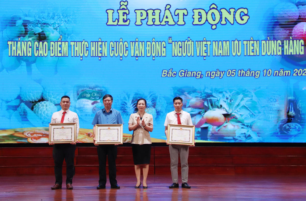 Phó Bí thư Thường trực Tỉnh ủy, Chủ tịch HĐND tỉnh Lê Thị Thu Hồng trao Bằng khen của Chủ tịch UBND tỉnh cho các tập thể có nhiều thành tích xuất sắc trong thực hiện Cuộc vận động.