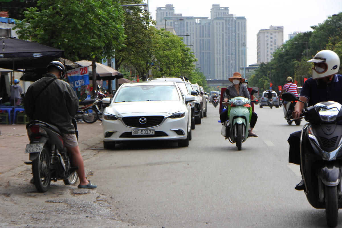 Việc xe ô tô đậu dưới lòng đường vào giờ cao điểm gây ùn tắc, mất an toàn giao thông, an ninh trật tự.