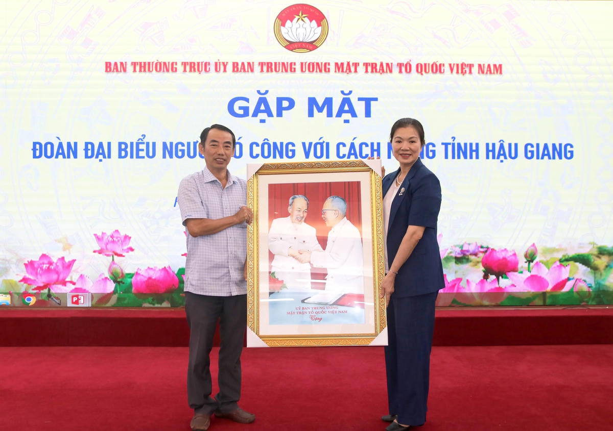 Phó Chủ tịch Trương Thị Ngọc Ánh tặng tranh lưu niệm cho Đoàn đại biểu người có công với cách mạng tỉnh Hậu Giang.