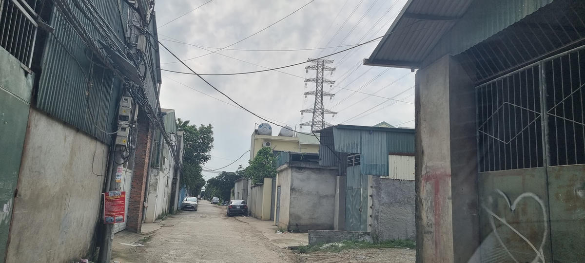 Các công trình vi phạm hành lang an toàn lưới điện.