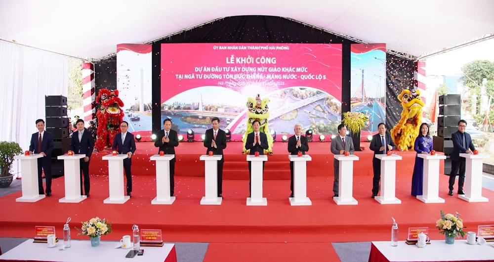Các đại biểu bấm nút khởi công Dự án.