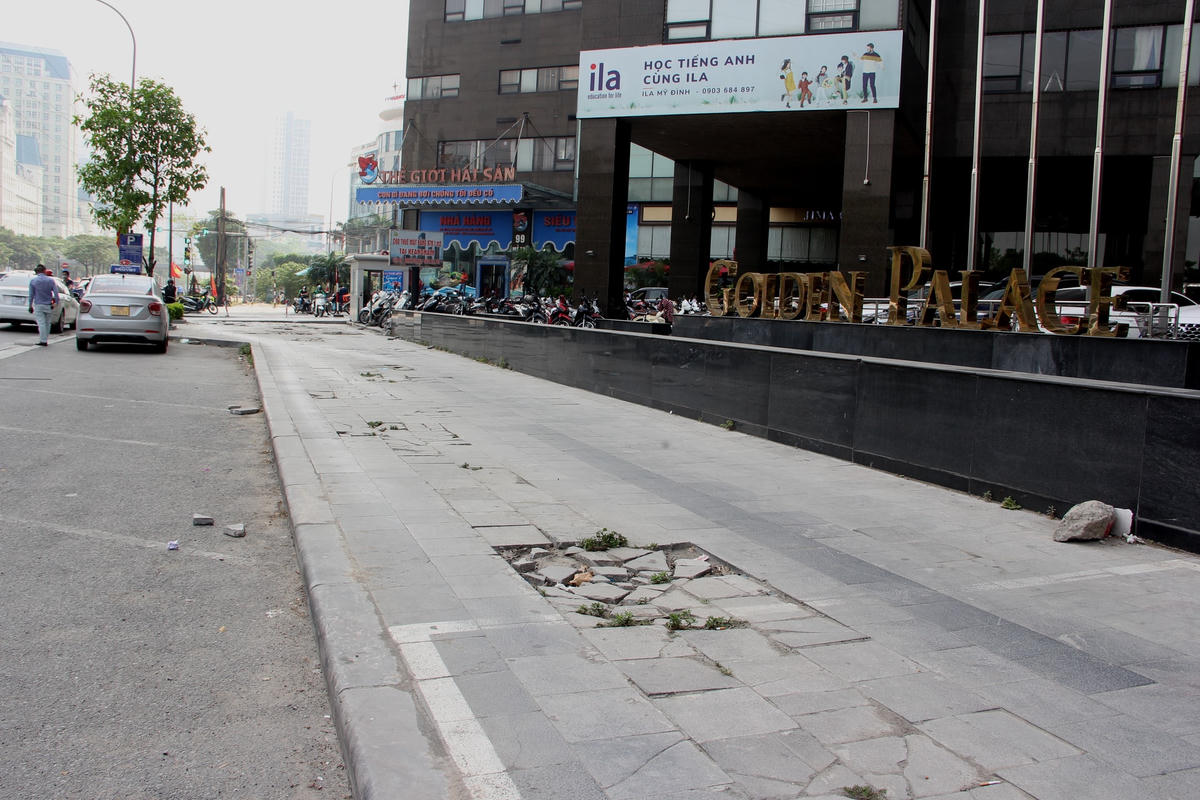 Theo tìm hiểu, vào năm 2016 thành phố Hà Nội ban hành quy định mới về cải tạo hè phố. Mục tiêu đến năm 2020, vỉa hè của 900 tuyến đường ở 12 quận nội thành được thay thế từ gạch truyền thống sang đá tự nhiên có kết cấu bền vững với tuổi thọ lên đến 70 năm.Qua ghi nhận của PV, hiện tại mặt đá vỉa hè trên nhiều tuyến phố như Mễ Trì, Trung Kính, Trần Duy Hưng, Trần Hữu Dực, Trịnh Văn Bô có dấu hiệu hư hỏng vỡ nát.Đá vỉa hè “vĩnh cửu” trên phố Mễ Trì (ngay tòa nhà Golden palace) bị nát tươm, nhếch nhác sau một thời gian đưa vào sử dụng.Ngoài phố Mễ Trì thì tình trạng đá vỉa hè trên phố Trung Kính cũng rơi vào cảnh tương tự. Không gây mất an toàn cho người dân đi lại mà còn mất mỹ quan đô thị.Mặc dù được giới thiệu là đá vĩnh cửu có độ bền 50 - 70 năm, nhưng sau một thời gian ngắn đưa vào sử dụng đá vỉa hè trên phố Trần Duy Hưng bị bong tróc, vỡ nát.Vỉa hè phố Trịnh Văn Bô vỡ nát, nghiêng ngả.Theo một số người dân cho biết: Vỉa hè chỉ dành cho người đi bộ, nhưng  tình trạng xe máy, xe ô tô leo lên vỉa hè cũng làm cho kết cấu của những viên đá dần dần bị hư hỏng, vỡ nát.