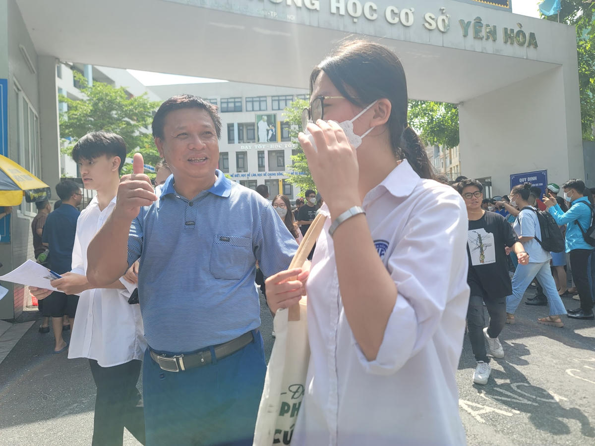 Phụ huynh tự hào vì con làm được bài.