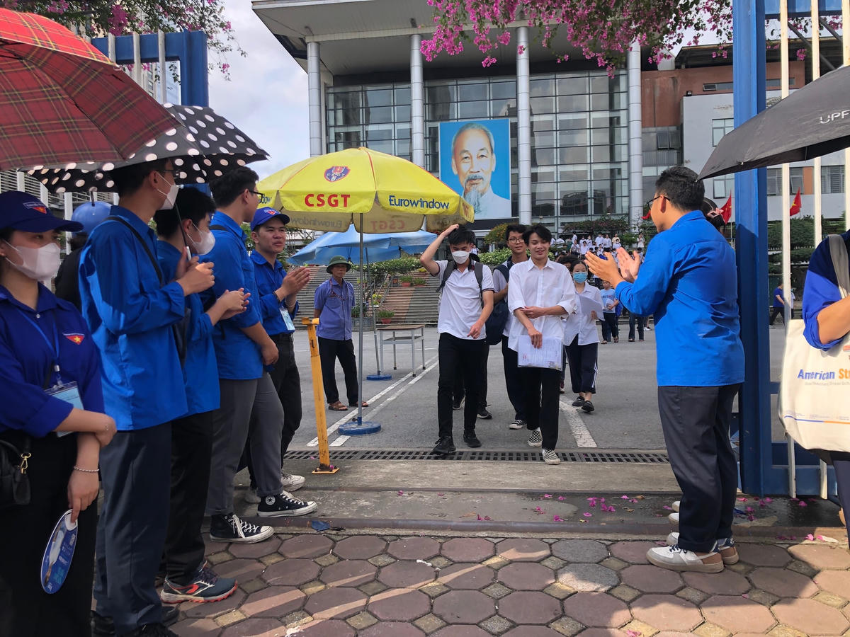 Thí sinh bước ra trong tràng pháo tay chào đón, động viên của các anh chị sinh viên tình nguyện.