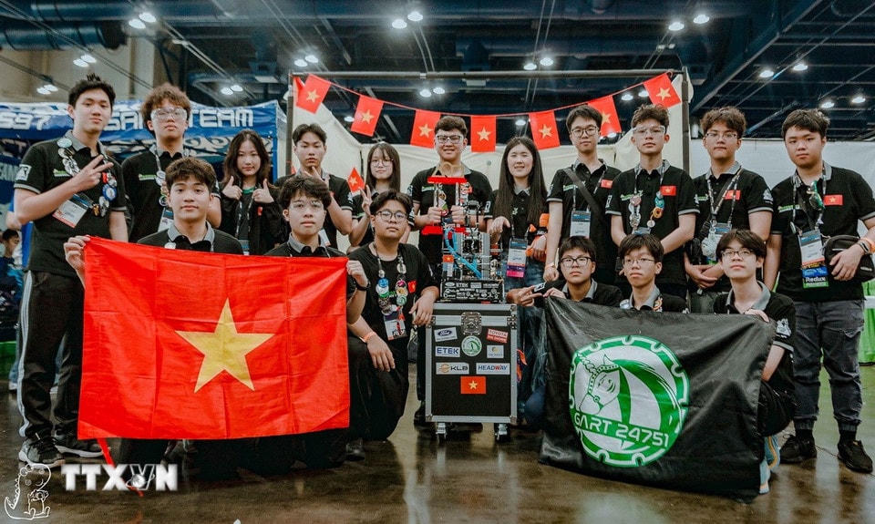 Đội tuyển GreenAms Robotics Team 24751 đến từ trường THPT chuyên Hà Nội- Amsterdam giành ngôi Á quân giải vô địch robot lớn nhất thế giới. (Nguồn: TTXVN)