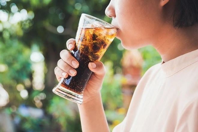 Uống nhiều nước ngọt không tốt cho sức khỏe.