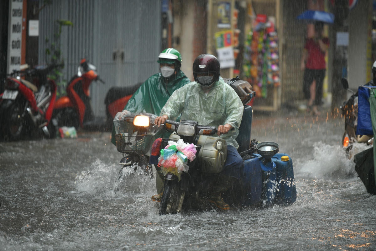 Đợt mưa này có khả năng sẽ gây ngập úng cho nhiều tuyến phố nội thành với độ sâu phổ biến từ 15-30cm. Đáng chú ý một số tuyến phố có khả năng ngập sâu hơn với độ sâu từ 30-40cm.