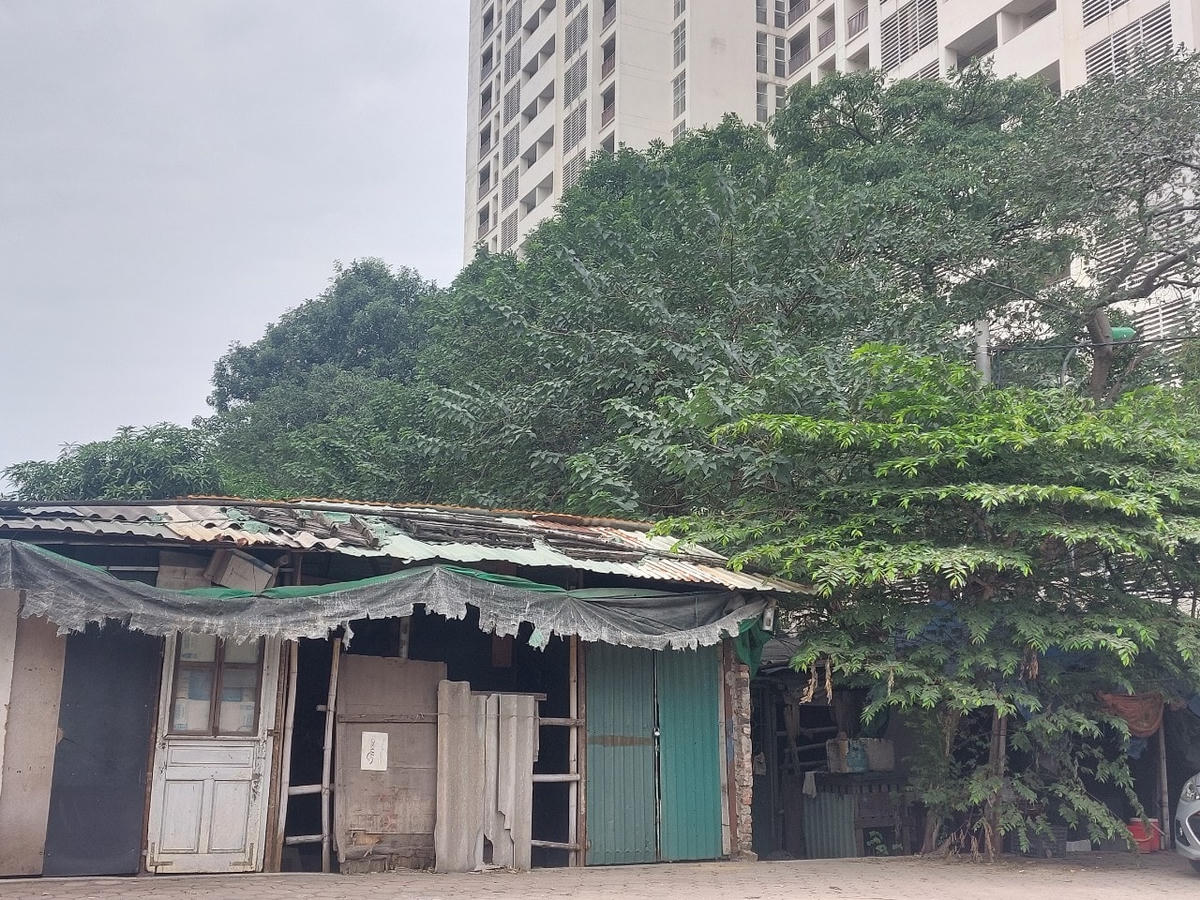 Khu đất bỏ hoang đang dần biến thành khu “ổ chuột” do một số lao động tự do dựng lều lán tại đây.