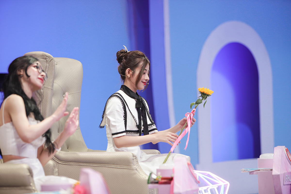 Phương Dung rất cảm kích khi Rum- một chàng trai nhút nhát- đã dũng cảm đến tỏ tình với mình trước đông người. Ảnh: Perfect Universe.