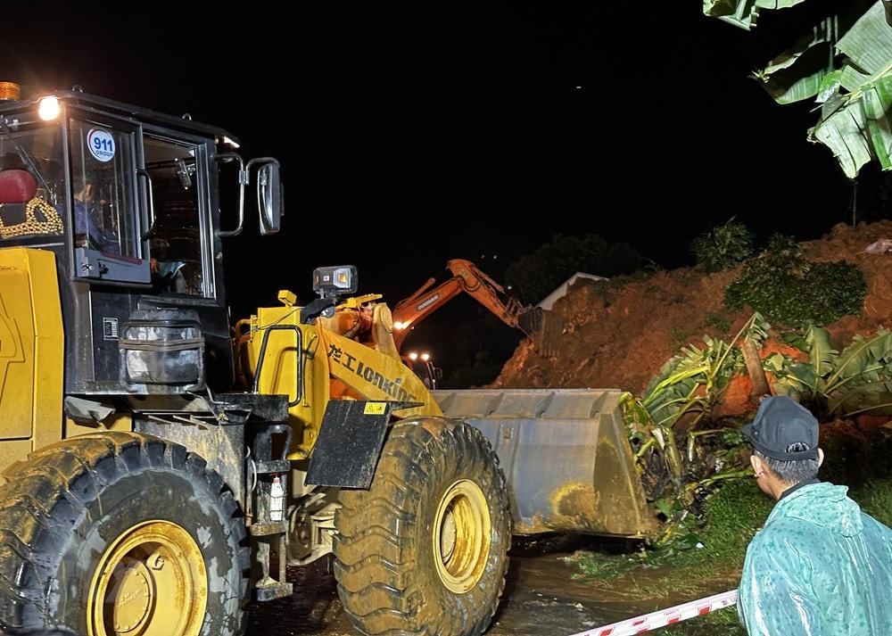 Vụ sạt lở vùi lấp Trạm cảnh sát Giao thông đèo Bảo Lộc (thuộc Quốc lộ 20, đoạn qua tỉnh Lâm Đồng) khiến 4 người mất tích. (Ảnh: Nguyễn Dũng/TTXVN).