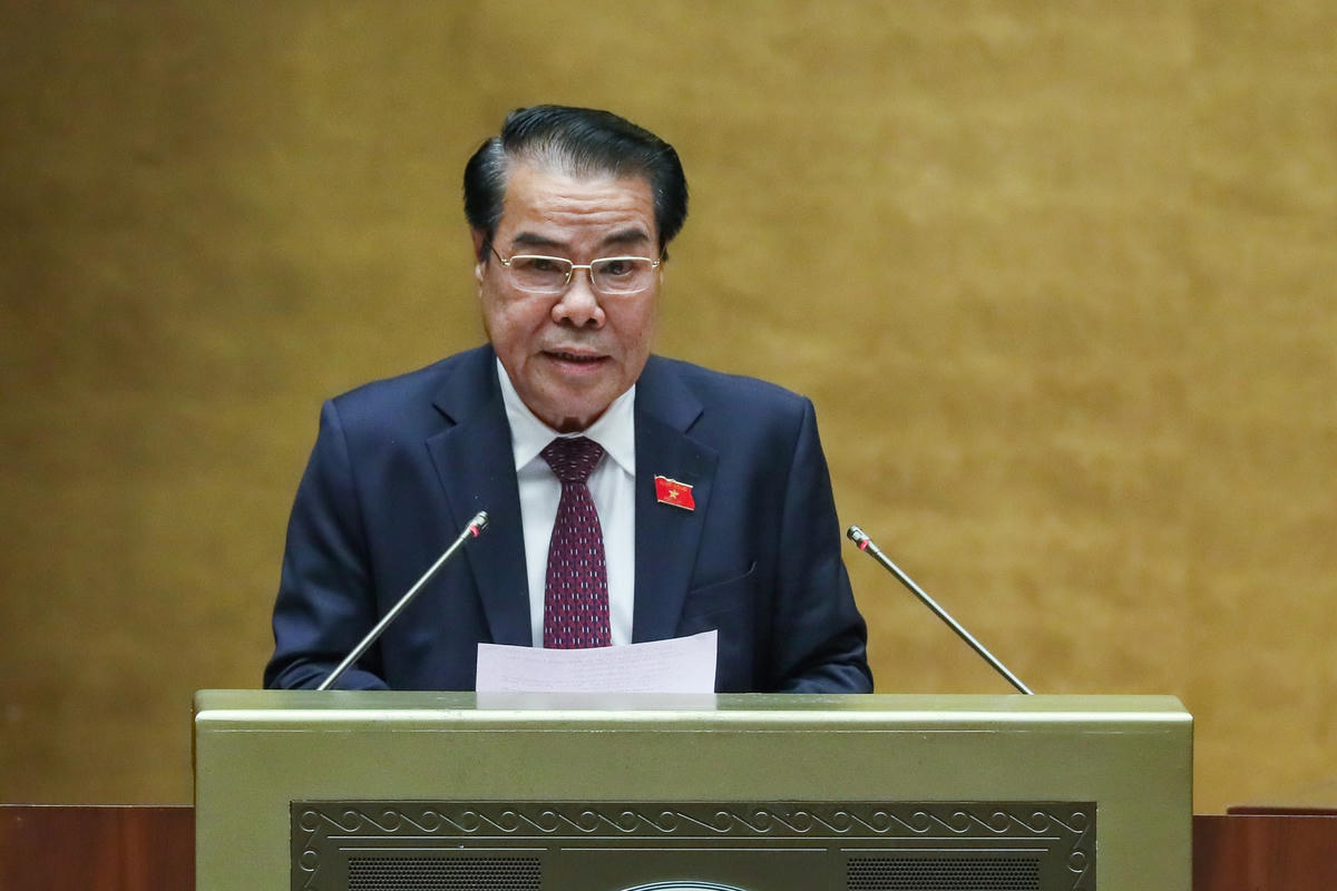 Trưởng Ban Dân nguyện Dương Thanh Bình đọc báo cáo trong phiên khai mạc.