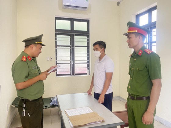 Cơ quan Công an đọc quyết định khởi tố đối với Nguyễn Quyết Chiến.