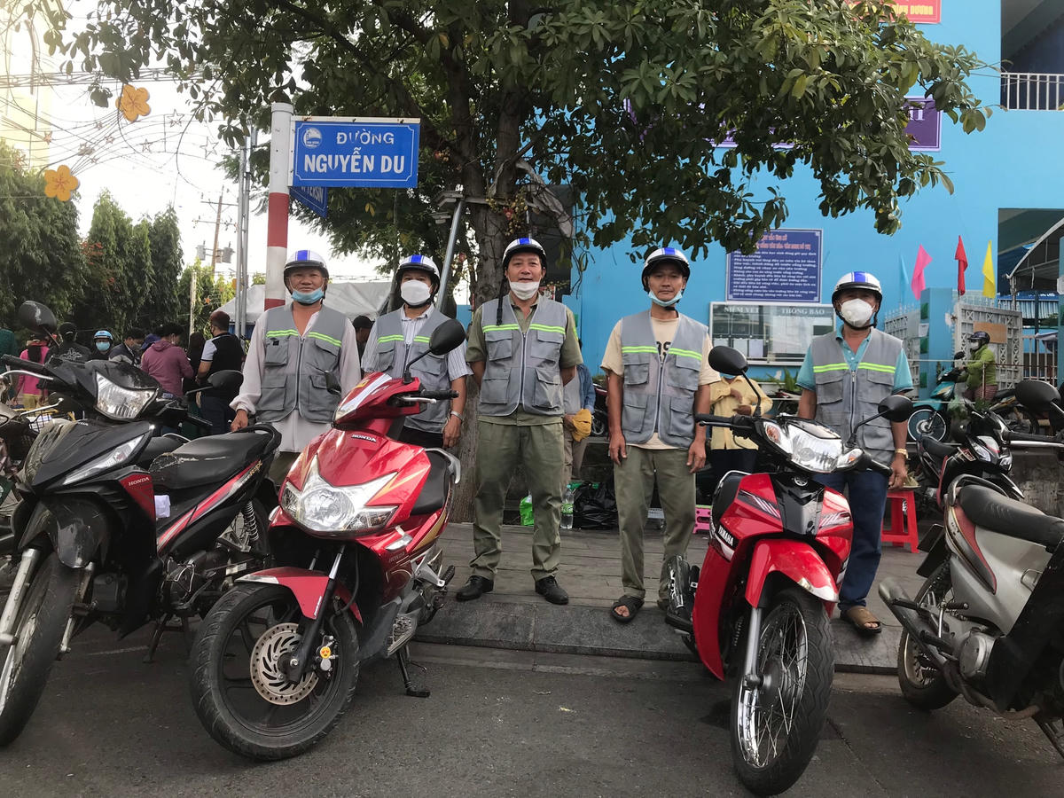Các thành viên Tổ xe ôm tại một điểm phục vụ xe ôm miễn phí lễ hội.(ảnh: Q.Đ).