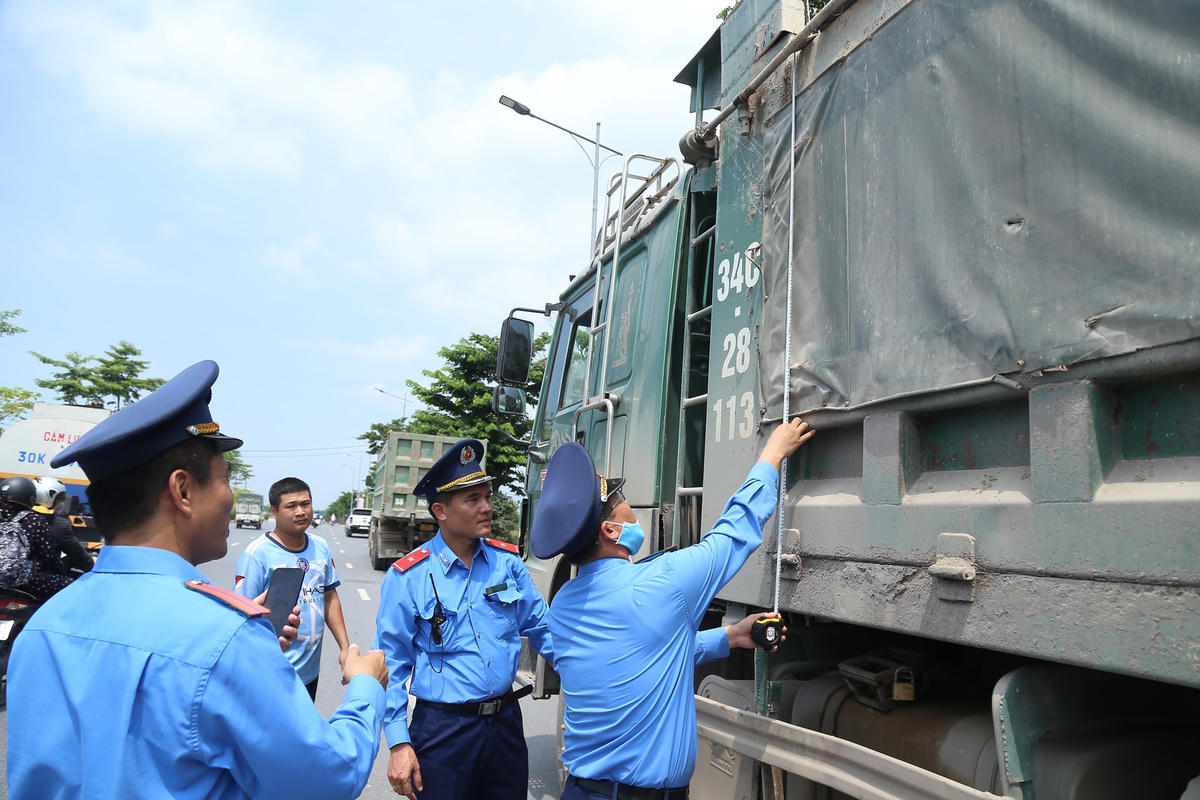 Thanh tra Sở GTVT Hà Nội kiểm tra xử lý xe quá tải.