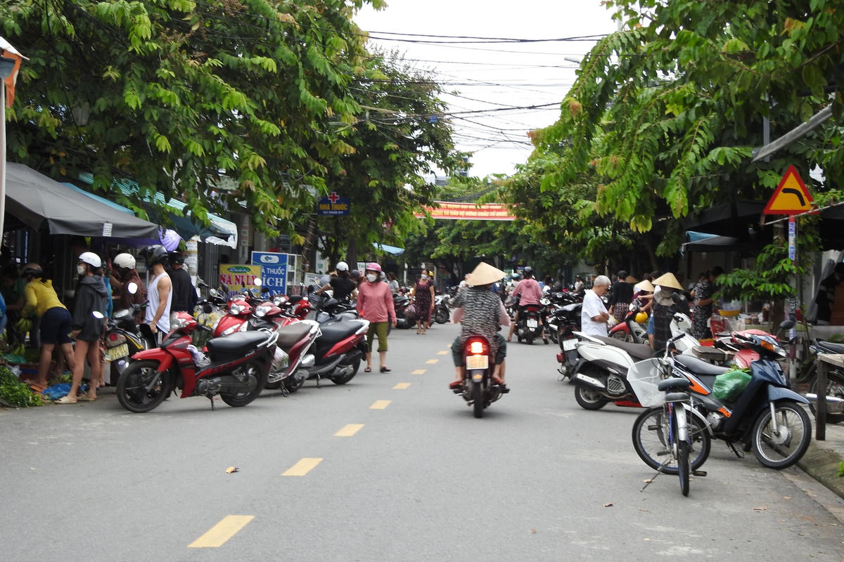 Ùn tắc giao thông cục bộ ở chợ tự phát trên đường Tô Hiệu, phường Hòa Minh sáng sớm 27/9 do người dân đổ xô đi mua thực phẩm về dự trữ. Ảnh: Thanh Tùng.