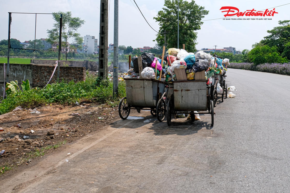 Dự án hàng trăm tỷ vẫn chậm tiến độ, chưa thể hoạt động, vì thế chỉ cách nhà máy chừng 100 m là một bãi tập kết rác bốc mùi hôi thối của người dân nằm ngay ven đường.